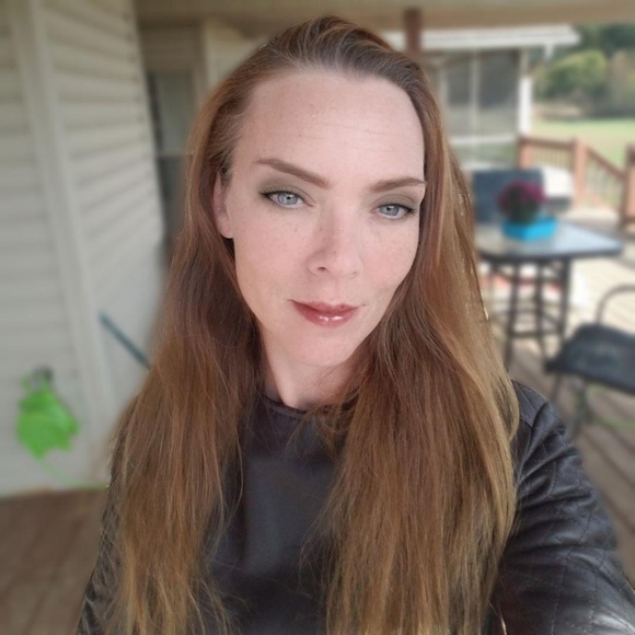 Meet your Posher, April - Picture 1 of 1